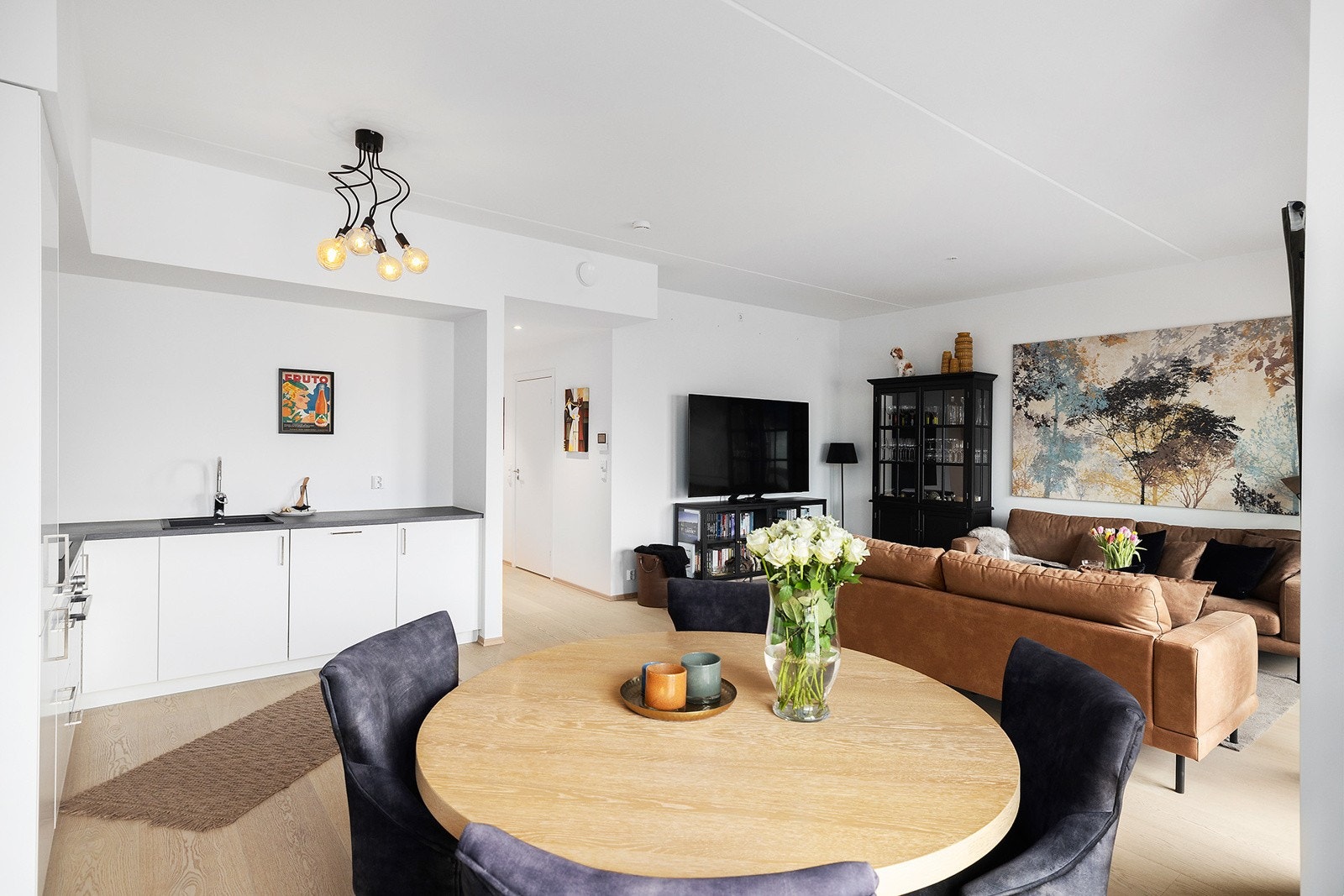 Spisestua har en sosial plassering ved kjøkkenet - her kan du underholde gjestene mens du lager mat. Galleribilde