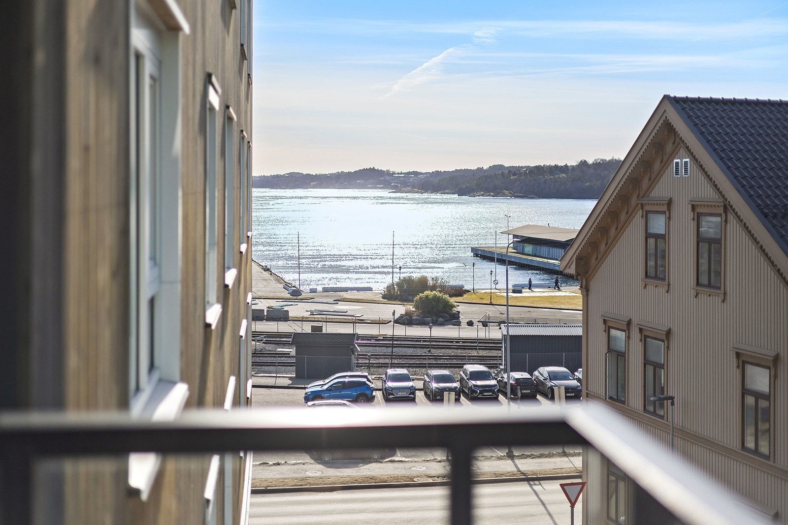 Fra balkongen er det flott utsikt mot sjøen. Galleribilde