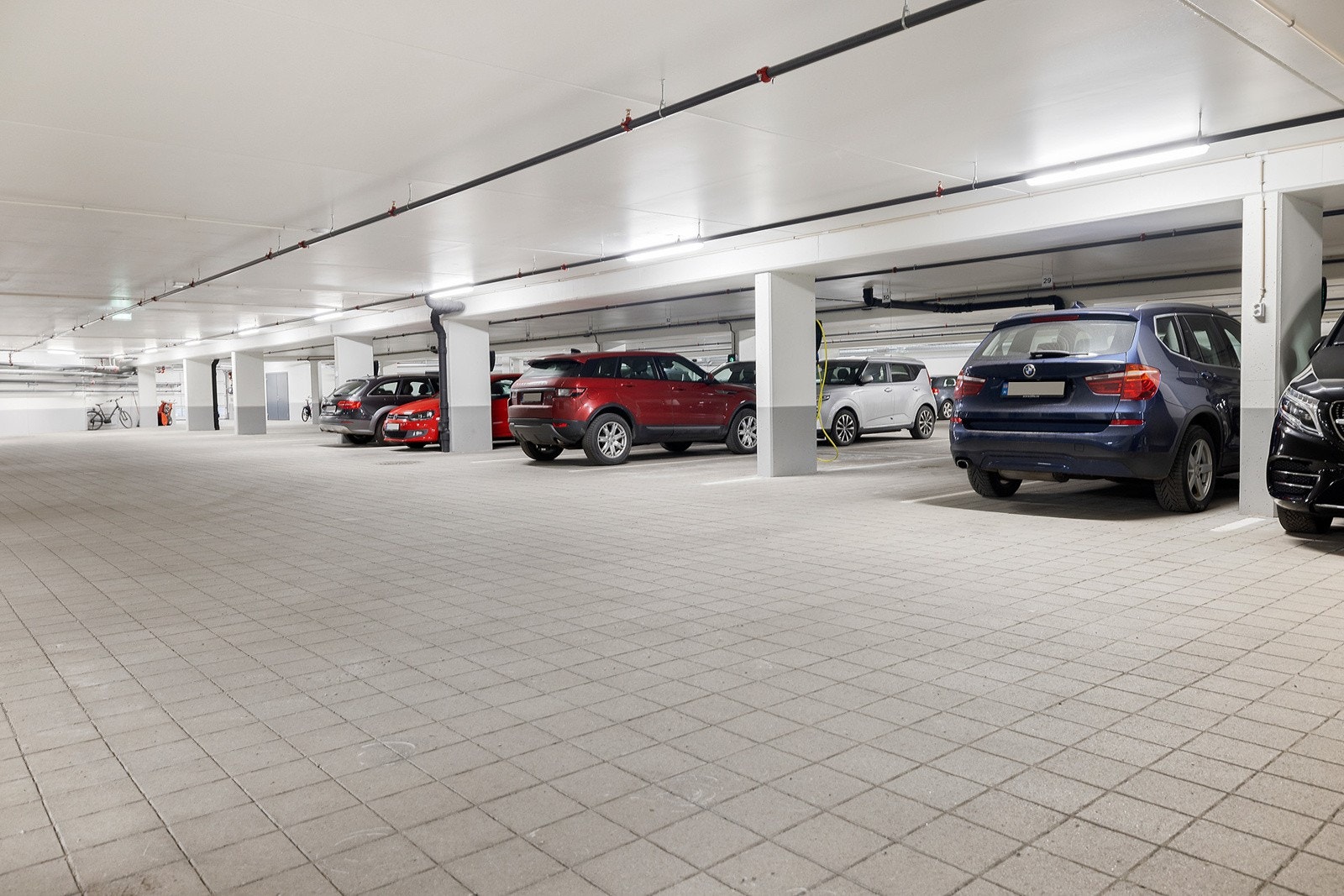 Bilen setter du fra deg i parkeringskjelleren hvor denne leiligheten har en parkeringsplass Galleribilde