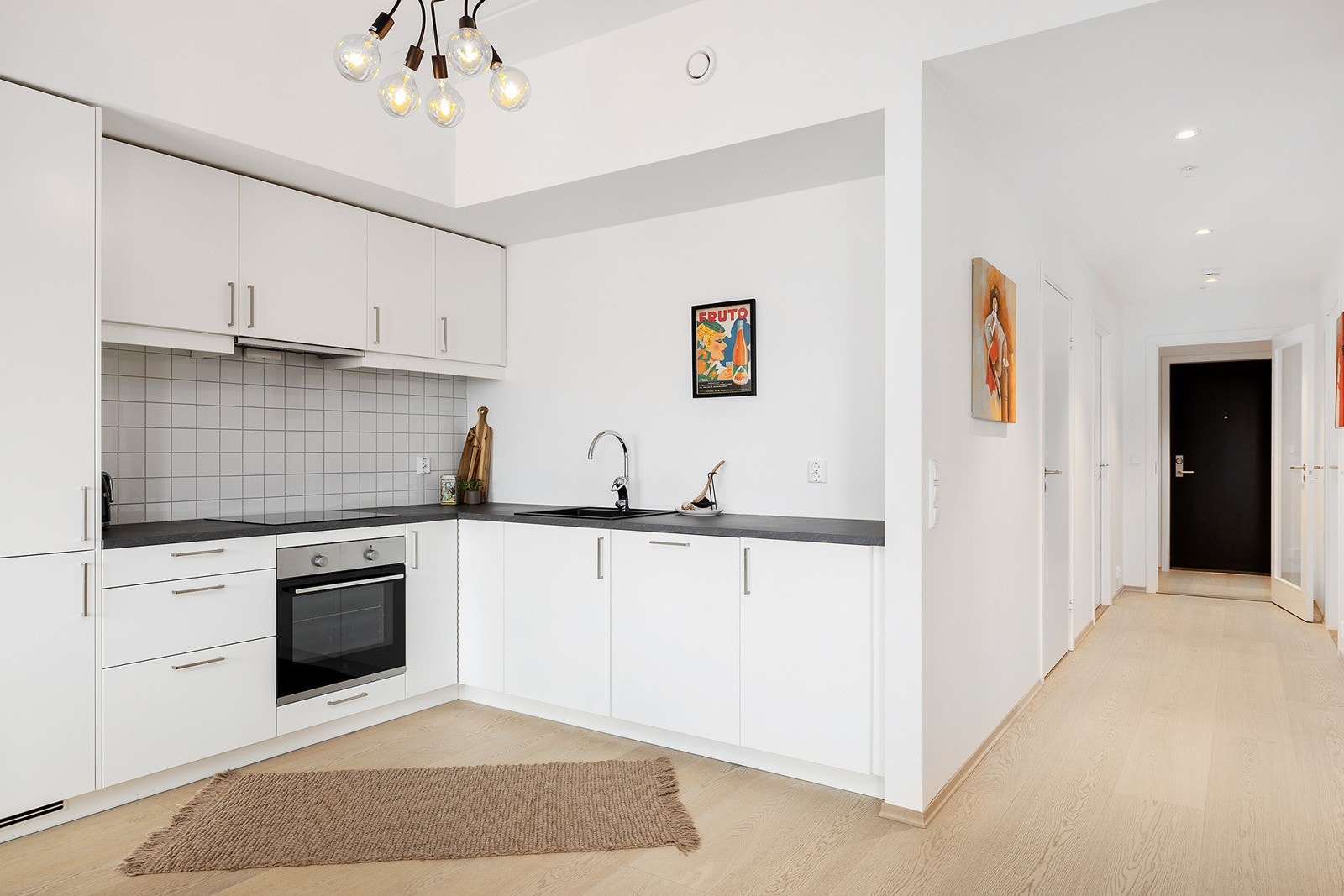 Det er godt med oppbevaring i skuffer og skap Galleribilde