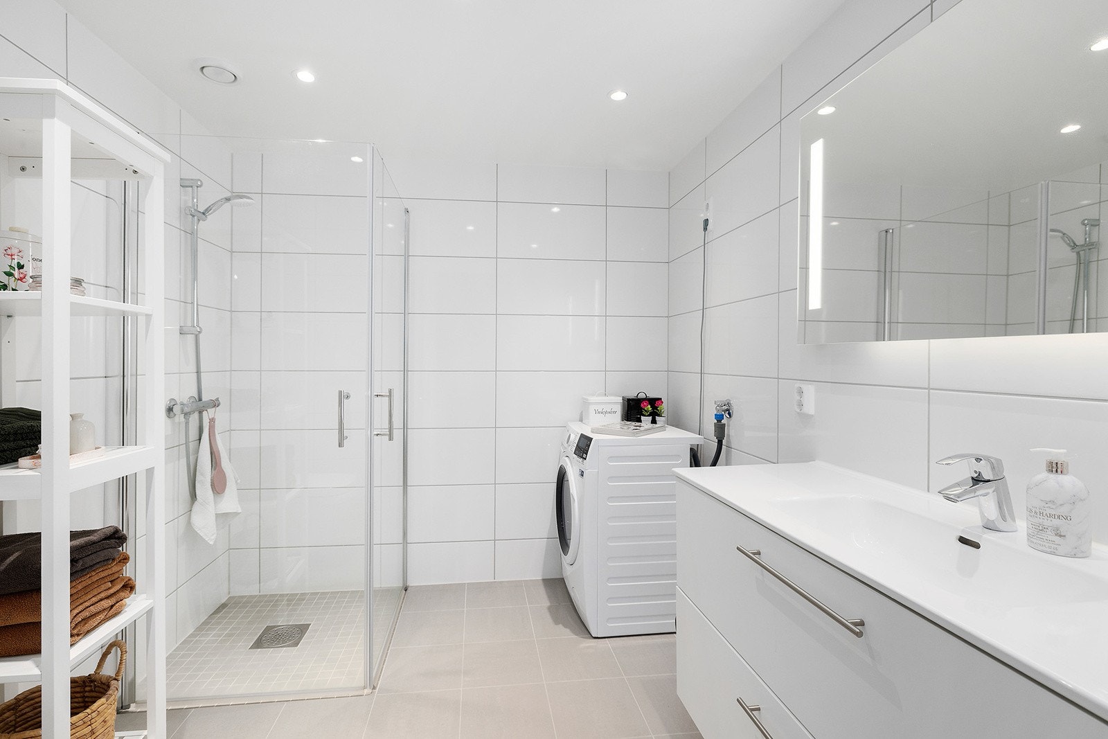 Lekkert bad med alt du trenger for en god start på dagen Galleribilde