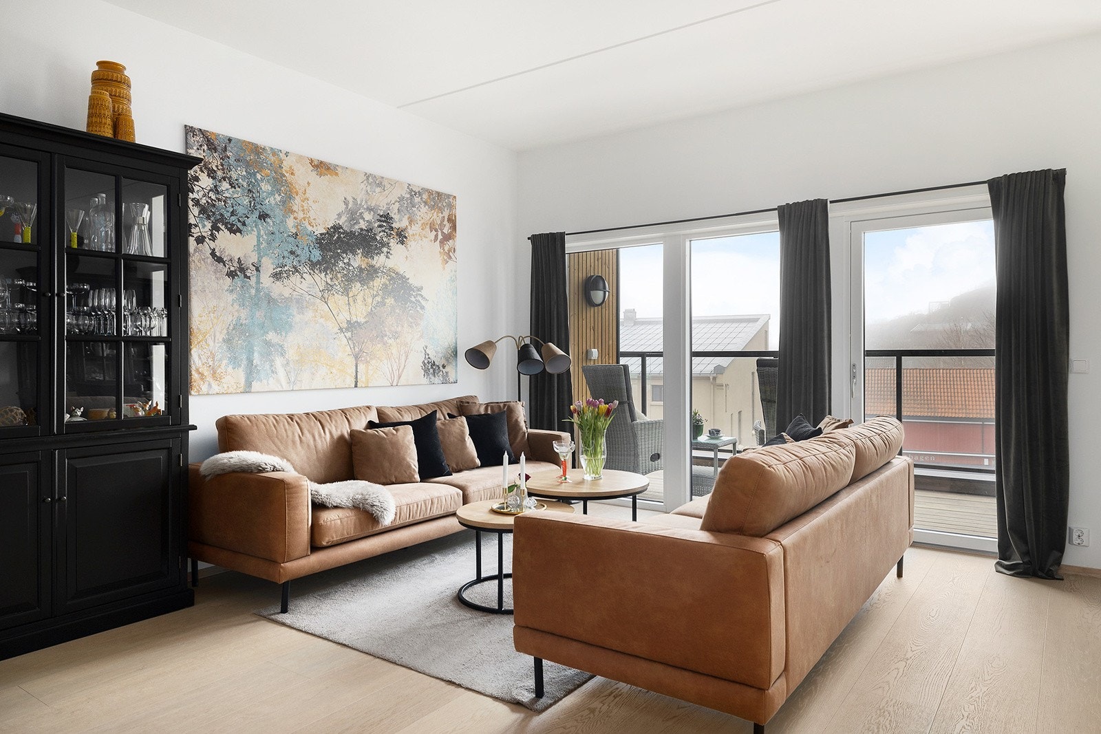 Det er parkett på gulvet med vannbåren varme. Leiligheten har også balansert ventilasjon. Galleribilde