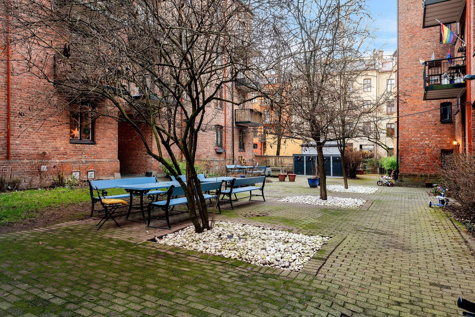 Borettslaget har en pent opparbeidet bakgård med flere sittegrupper. Galleribilde