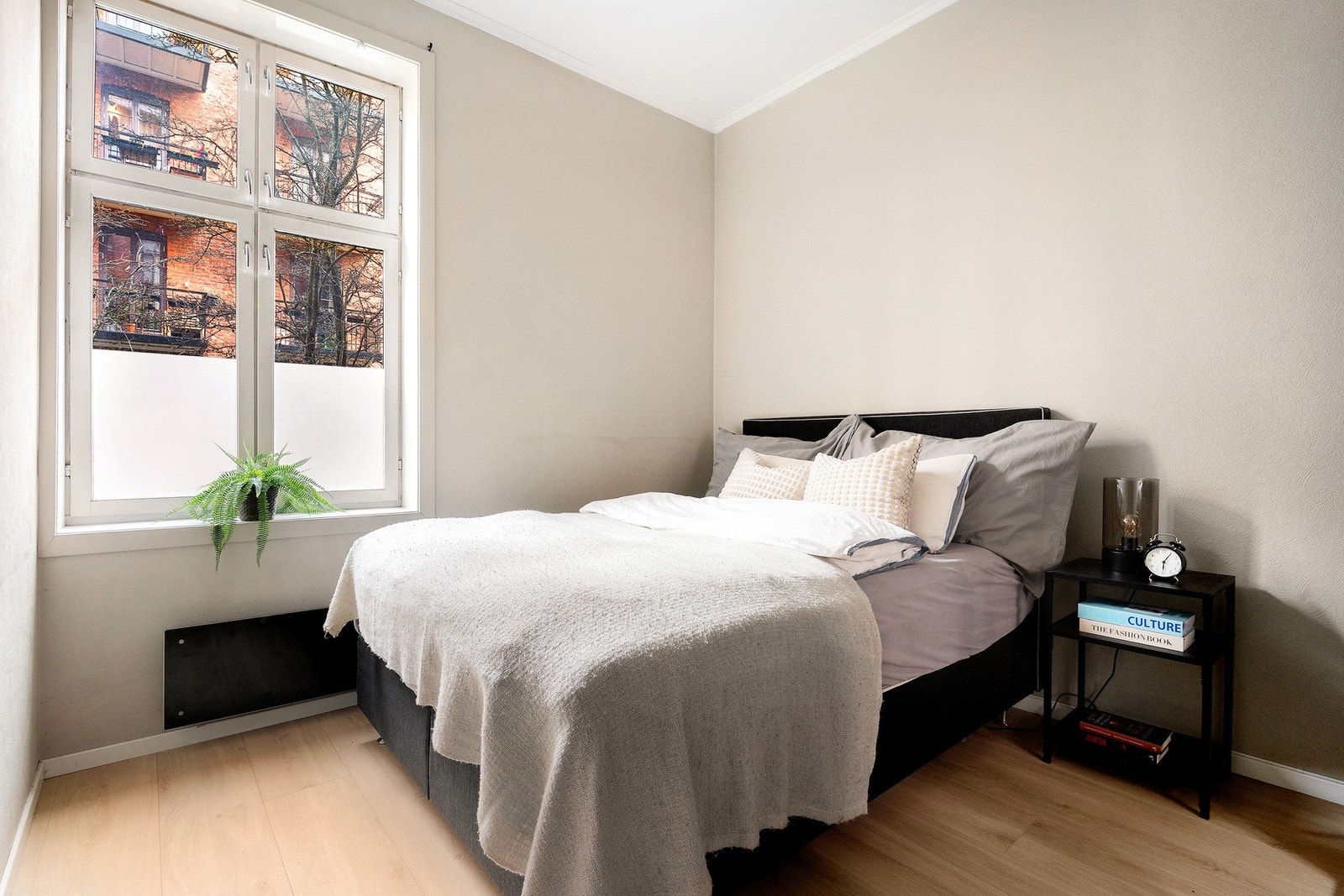 Soverom 2 med plass til dobbeltseng og garderobeskap. Galleribilde