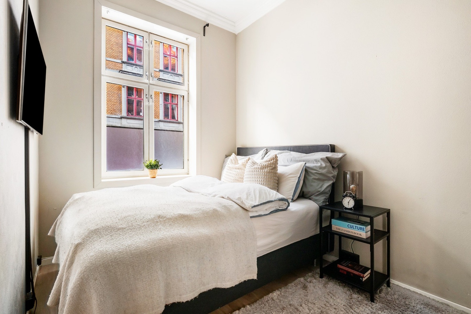 Soverom 1 med plass til dobbeltseng og garderobeskap. Galleribilde