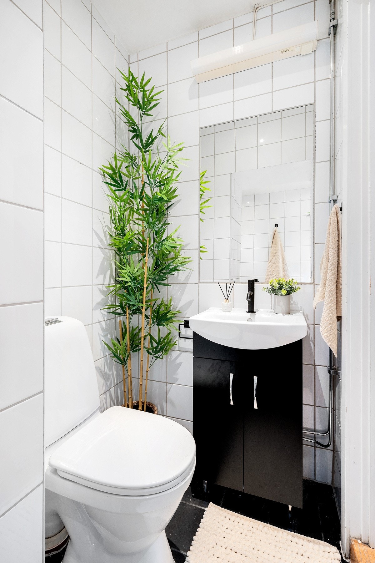 Pent flislagt bad med varmekabler i gulv. Galleribilde