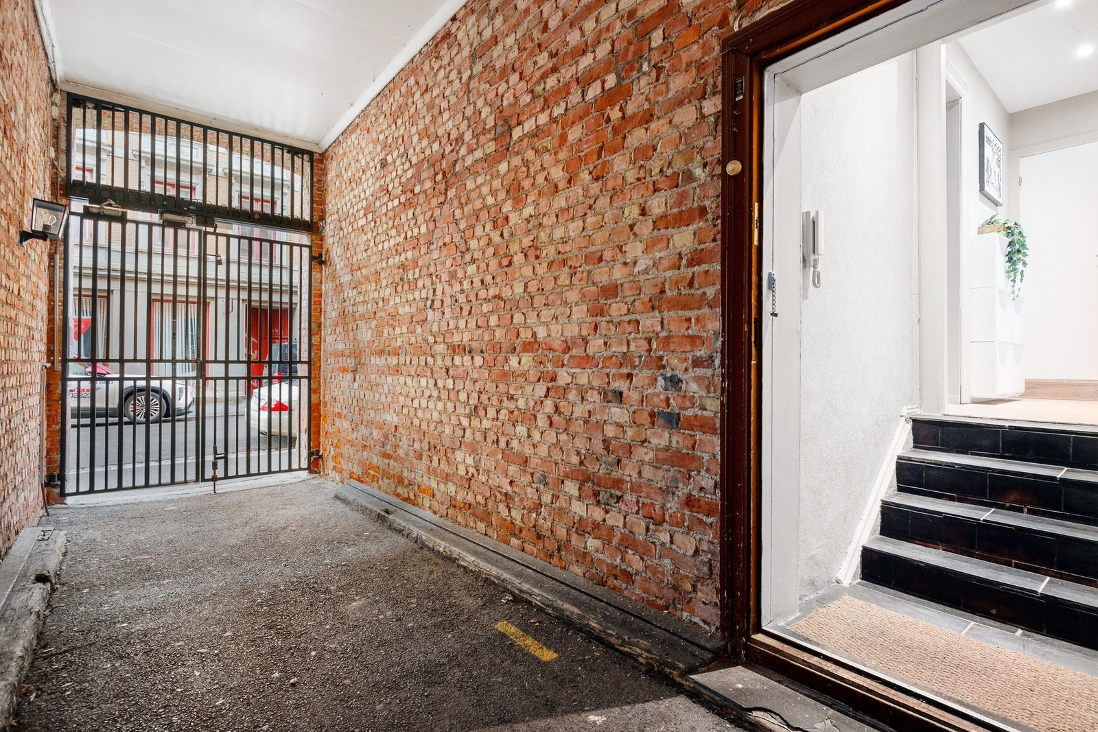 Leiligheten er unik med egen inngang. Galleribilde