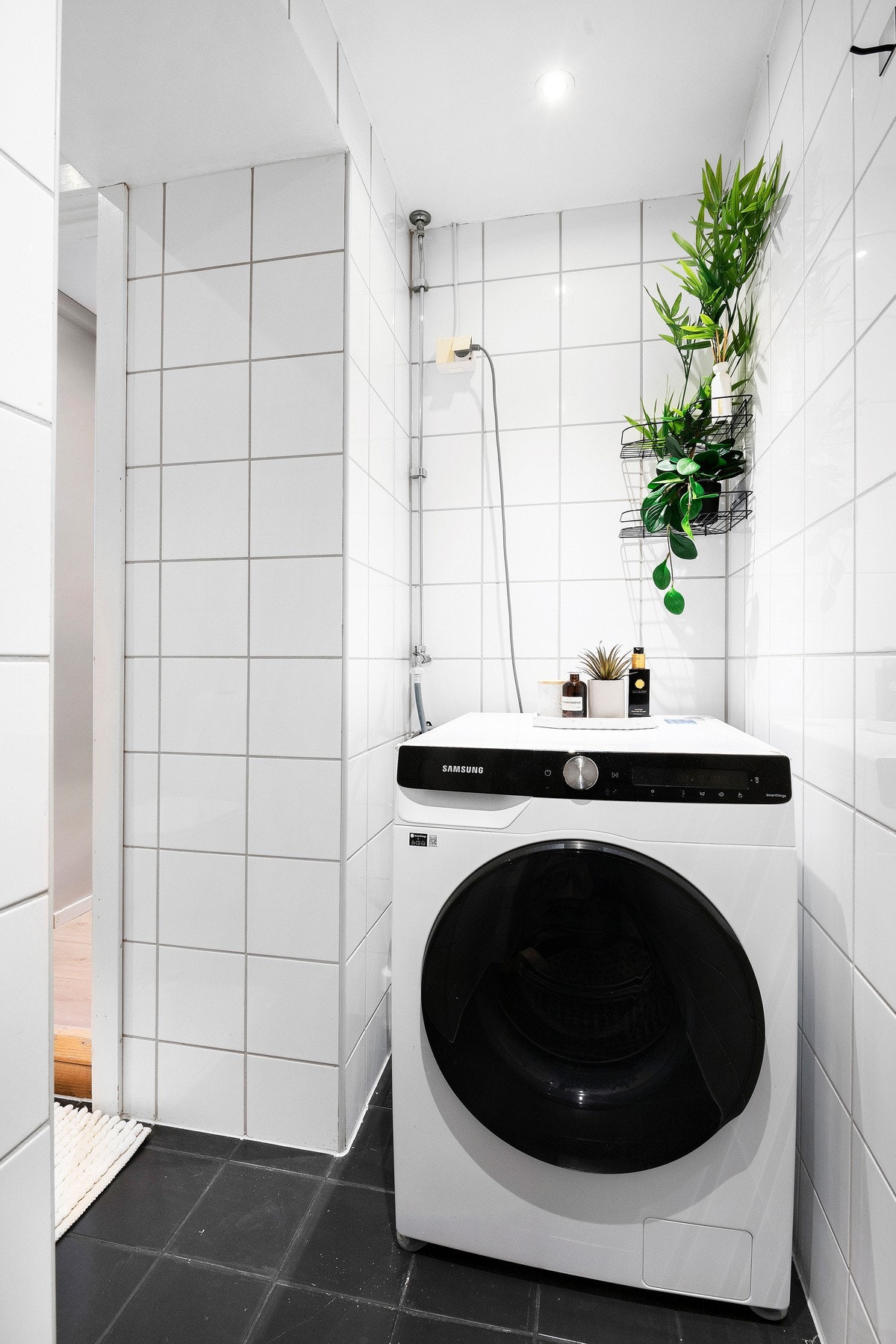 Opplegg for vaskemaskin på badet. Galleribilde