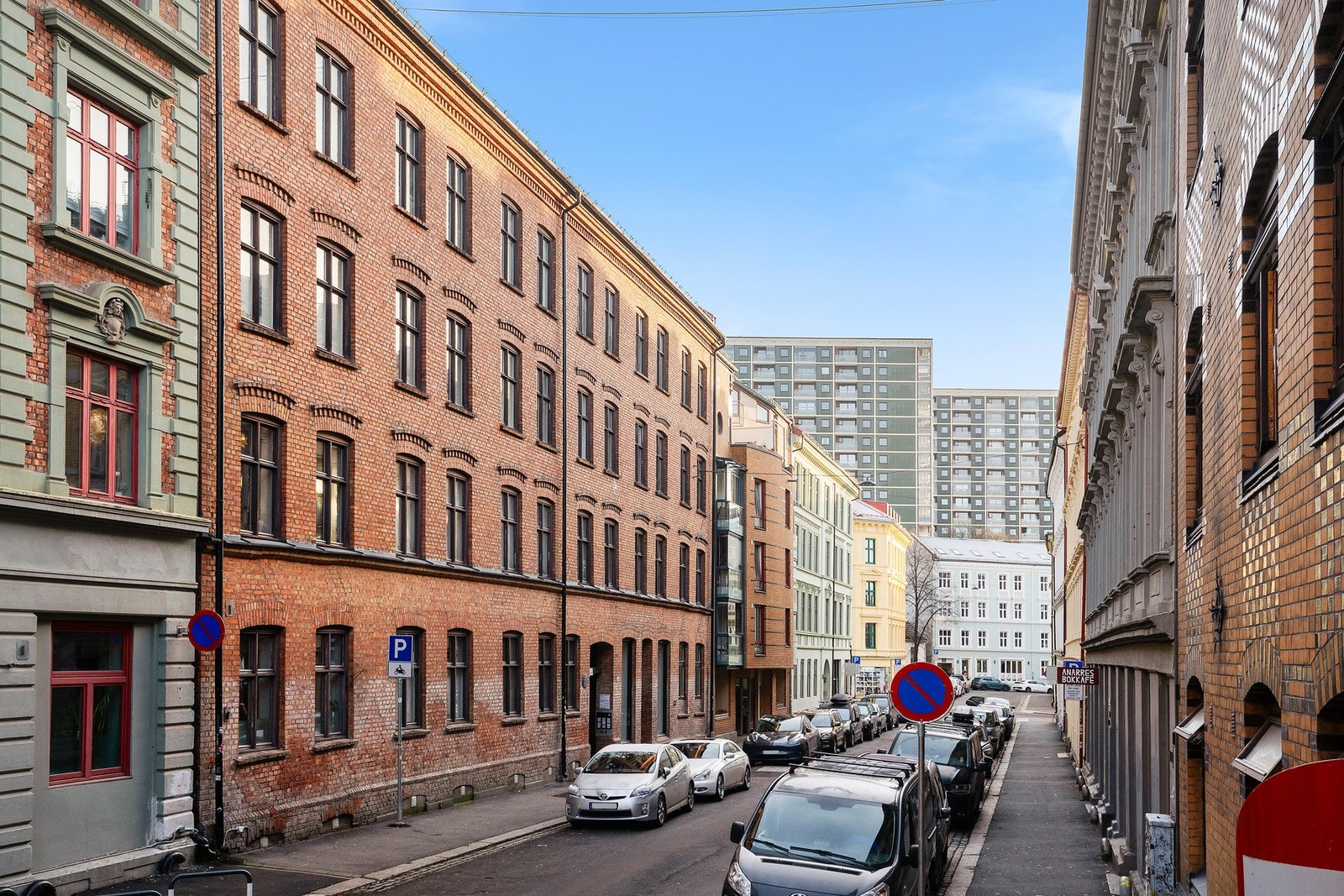 Boligen ligger i en enveiskjørt og rolig gate med lite trafikk. Galleribilde