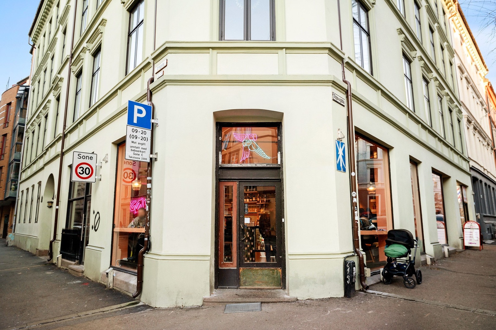 I nabolaget ligger et rikt utvalg av serveringssteder. Galleribilde