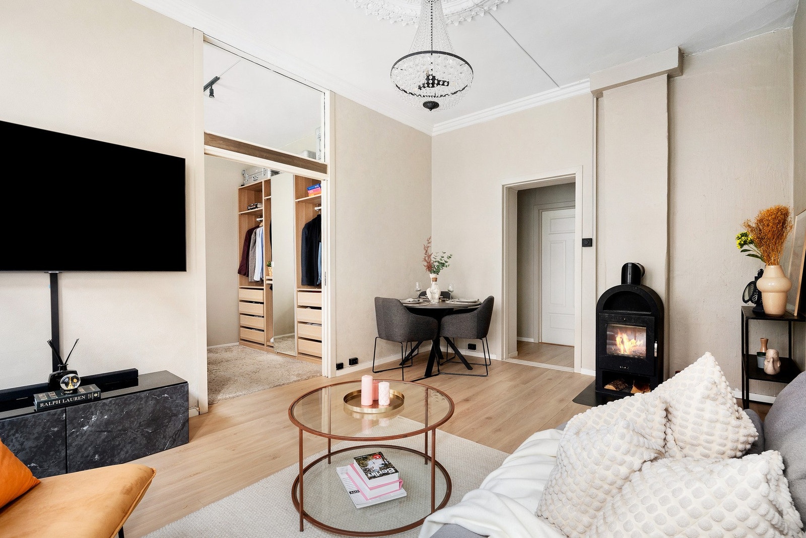 Leiligheten er pusset opp med stilrene farger. Galleribilde