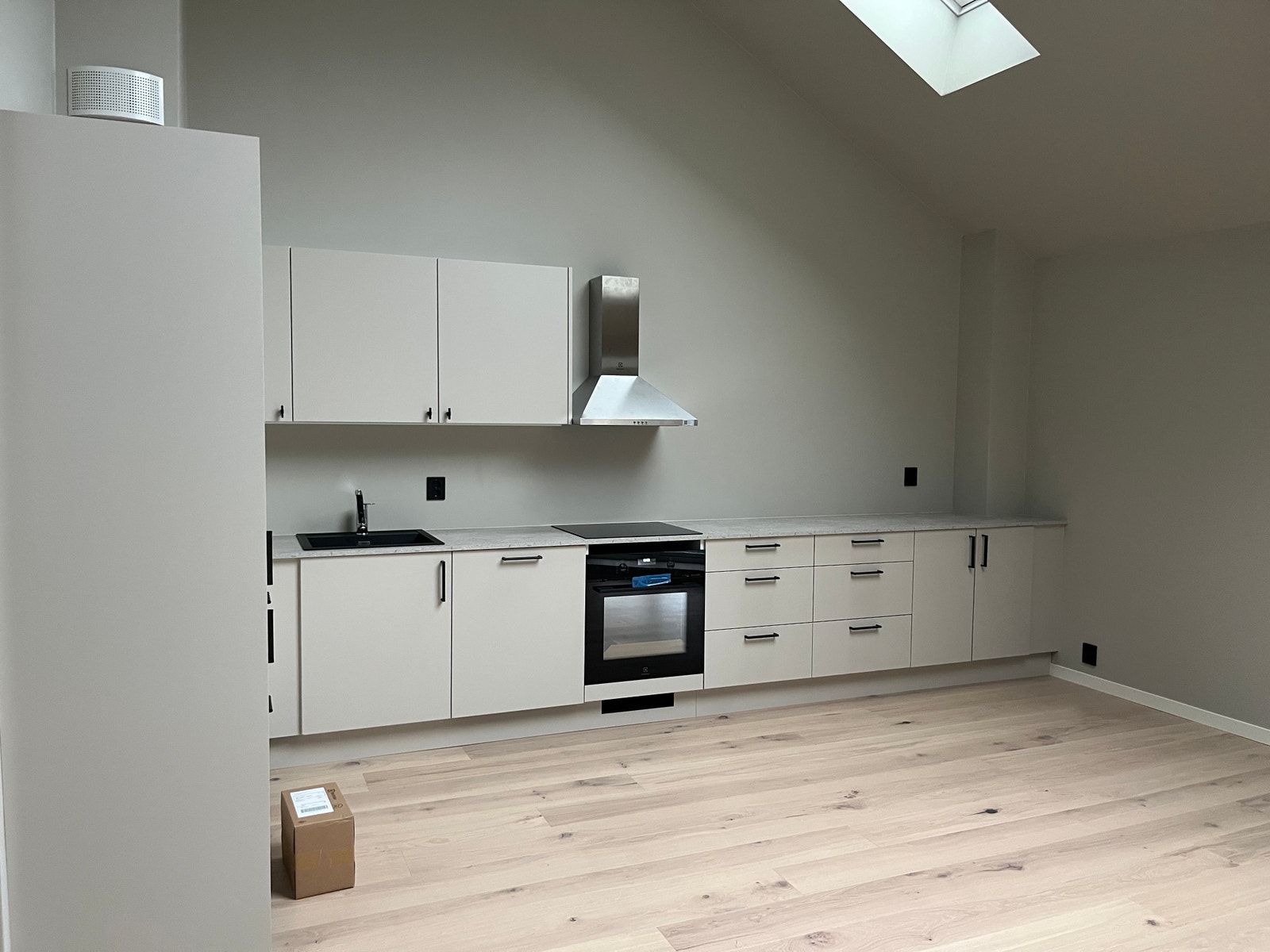 Kjøkken med installerte hvitevarer Galleribilde