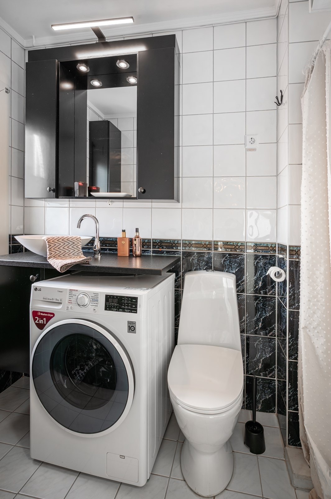 Badet er flislagt og er utstyrt med bl.a. gulvvarme, servant, opplegg for vaskemaskin, dusjnisje og skapplass til hygieneartikler. Galleribilde