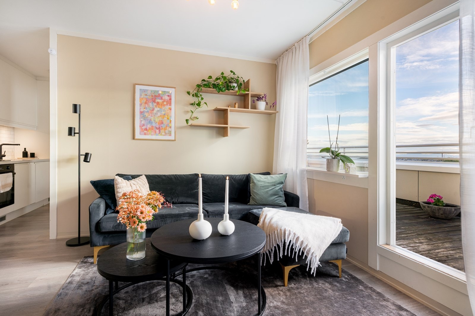 De store vindusflatene gir godt med naturlig lysinnslipp inn til stuen. Galleribilde