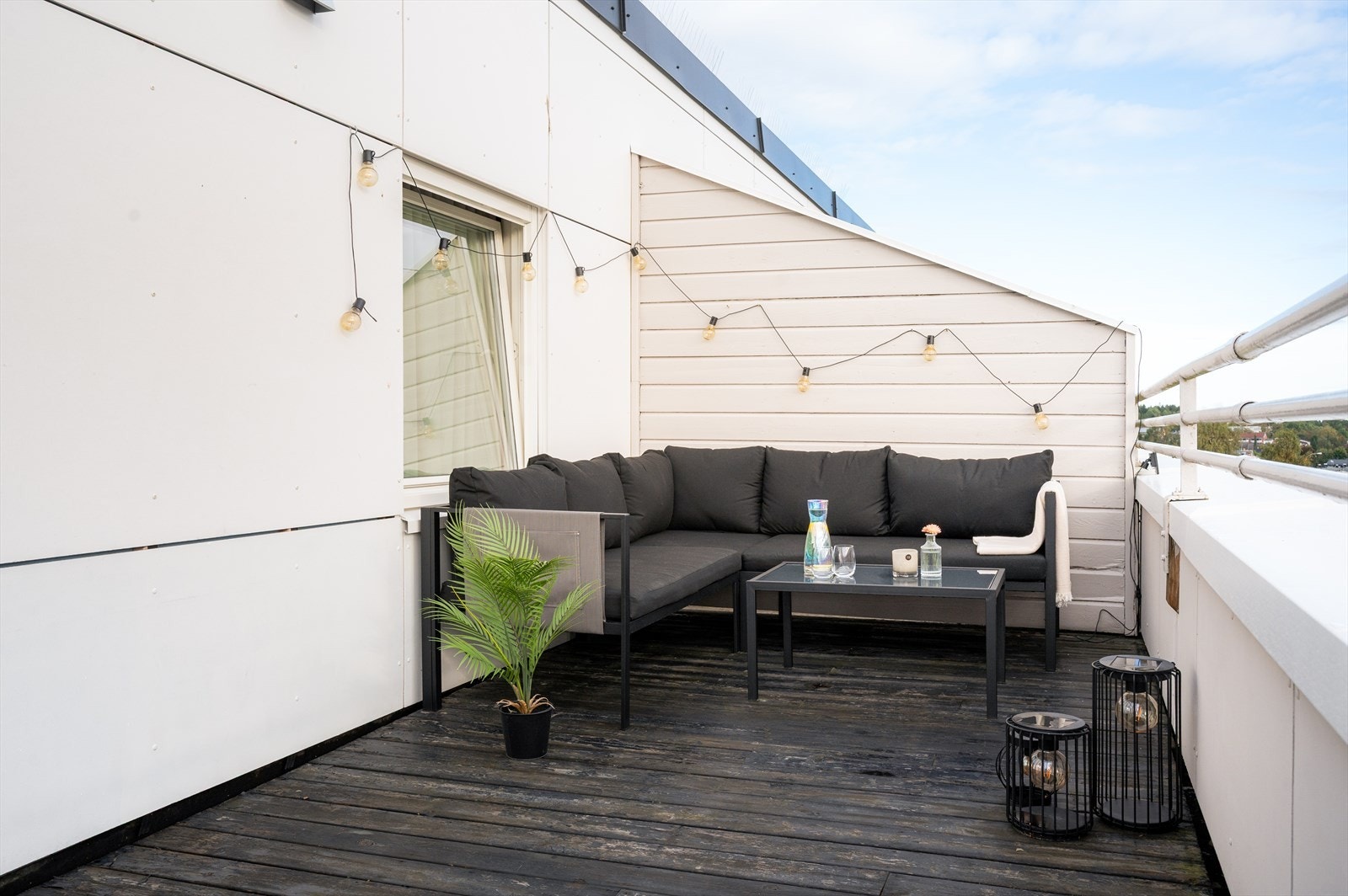 Fra stuen har man direkte utgang til en luftig takterrasse på 22 kvm med god møbleringsfrihet, som kan møbleres i flere ulike soner! Galleribilde