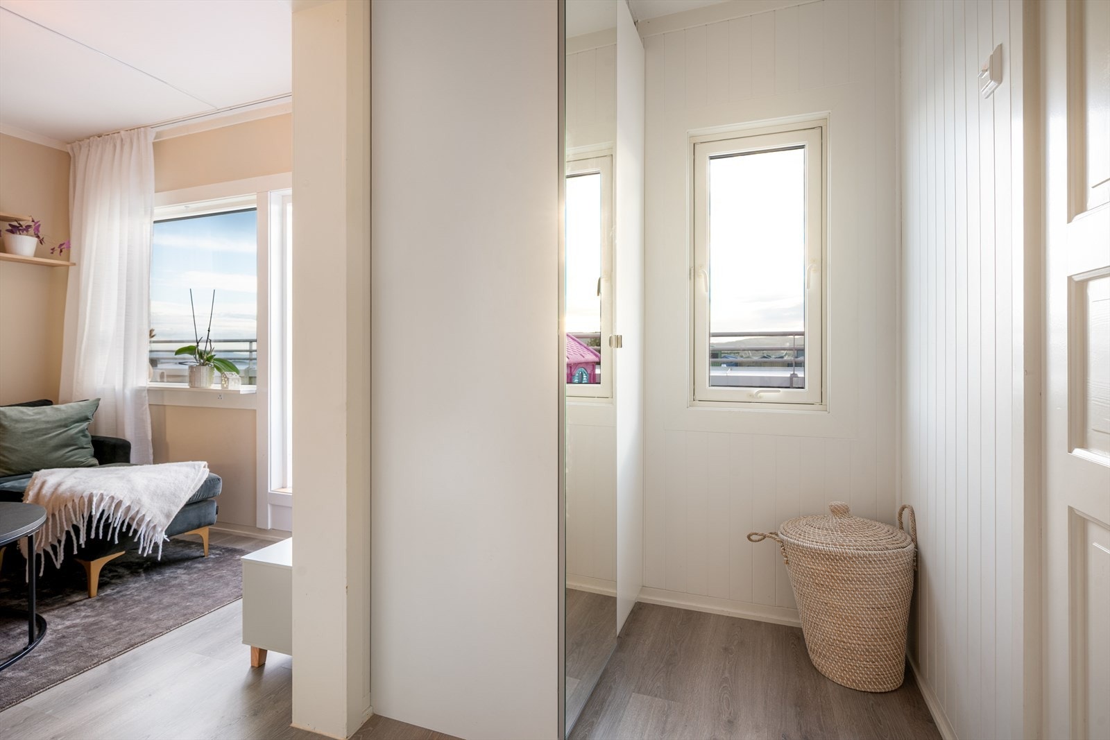 Man ønskes velkommen av en innbydende entrè på 4 kvm. Galleribilde