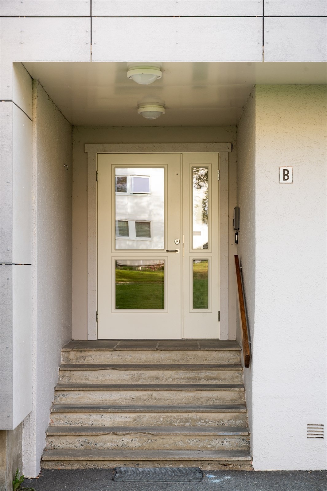 Det er mulig å søke om parkeringsplass til forretningsfører. Får man tildelt p-plass og ønsker el-billader søkes dette også om og betales direkte til Aneo. Galleribilde