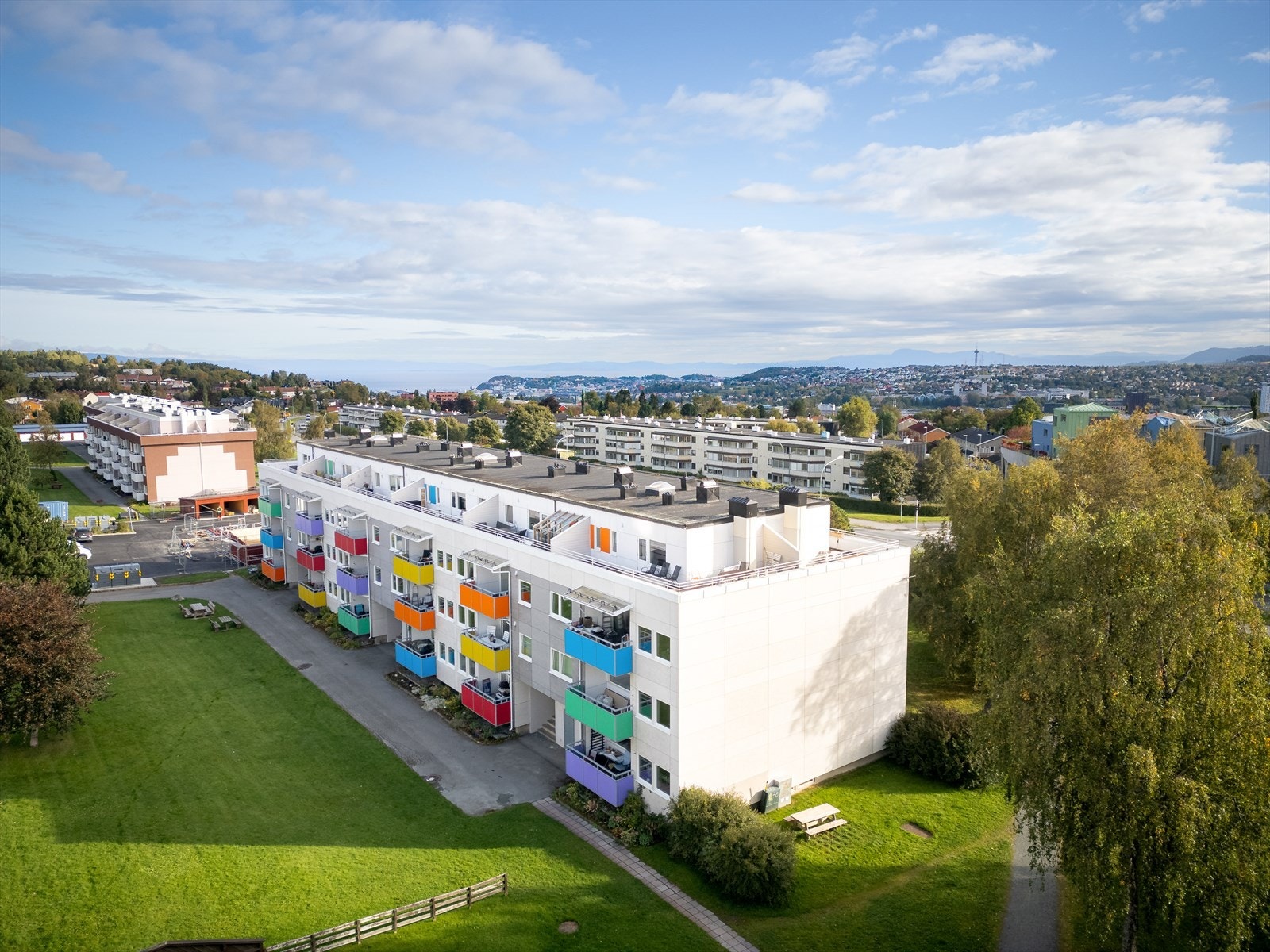 Det er gode kollektivforbindelser fra leiligheten, og er ca. 3 minutters gange til busstoppet i Johan Falkbergets vei. Her går linje 3, 23, 52, 53, 101 og 105. Galleribilde