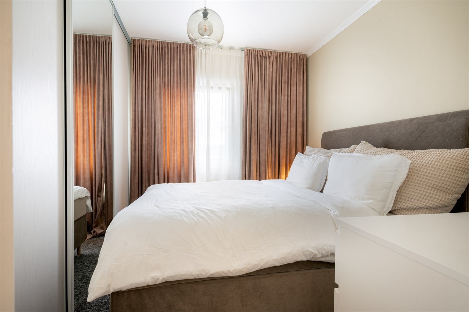 I tilknytting kjøkkenet finner man soverommet hvor man har god plass til dobbeltseng og annet møblement. Galleribilde