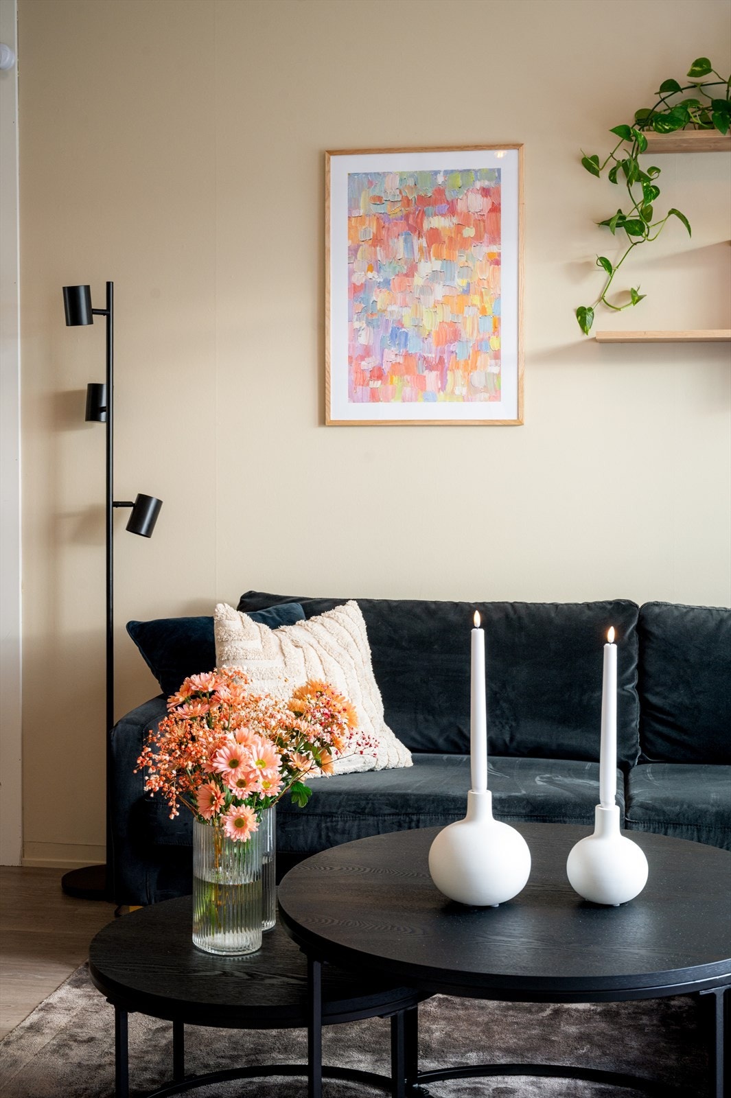 Velkommen til Karolinerveien 8B - en flott selveierleilighet på 36 kvm i byggets toppetasje! I 2024 ble stue, gang og soverom malt i en lun og moderne farge. Galleribilde