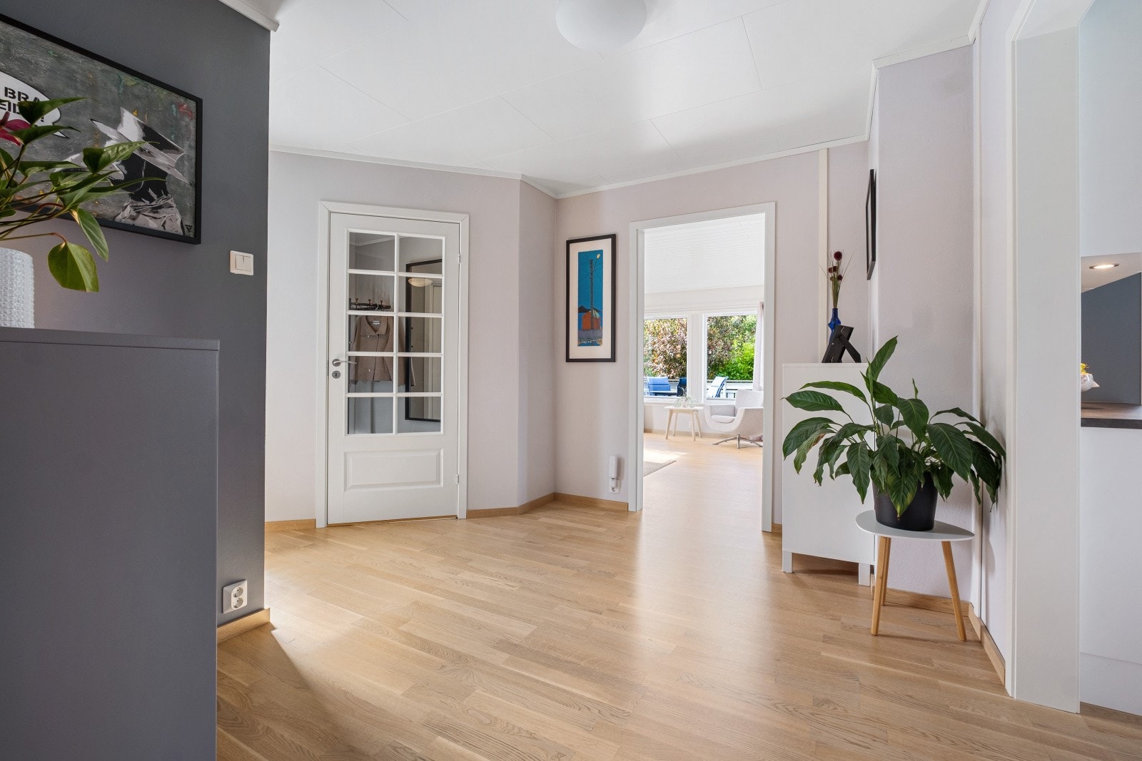 Store deler av 1. etasje og 2. etasje ble oppgradert i 2017/2018 - Dette inkluderer bl.a. overflater, innvendige dører, vinduer og nytt kjøkken i begge etasjer Galleribilde