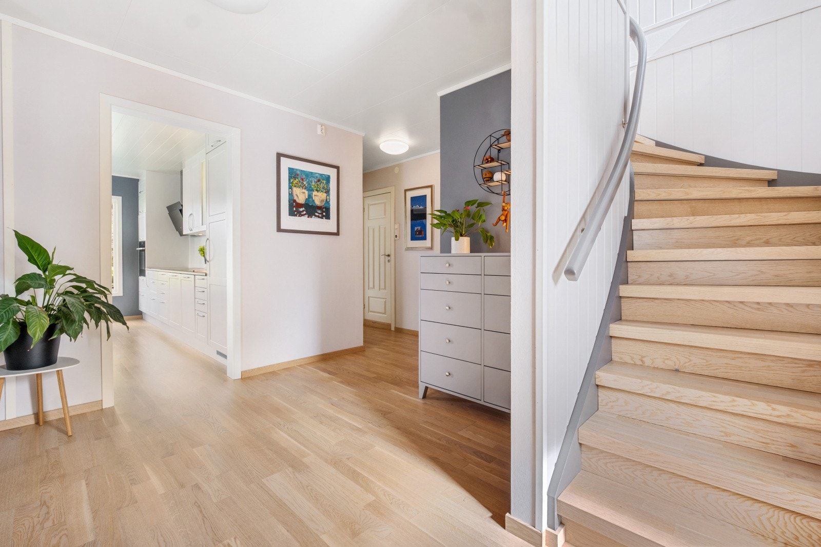 Hallen er selve knutepunktet i boligen med trapp i begge retninger og videre adkomst til alle rommene i 1. etasje Galleribilde