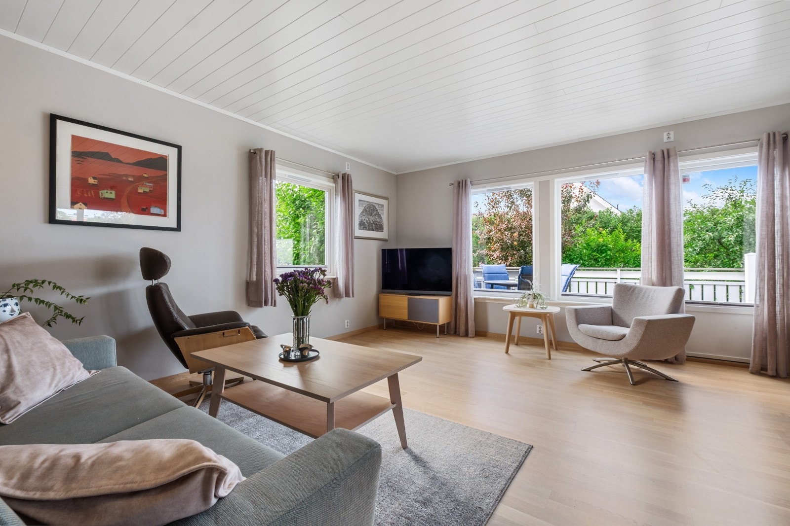 De store vindusflatene slipper inn rikelig med dagslys og fra stuen er det utgang til en solrik terrasse Galleribilde