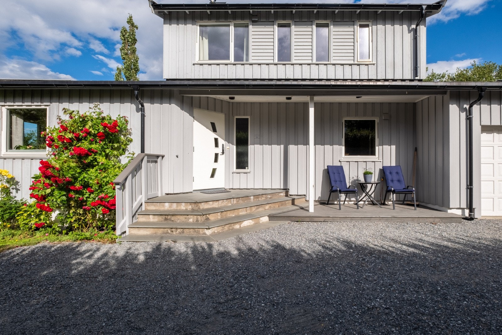 Inngangspartiet er overbygget og er her finner du også en liten sørvendt markterrasse - Ytterdøren ble skiftet i 2018 og har kodelås som gir nøkkelfri tilgang Galleribilde