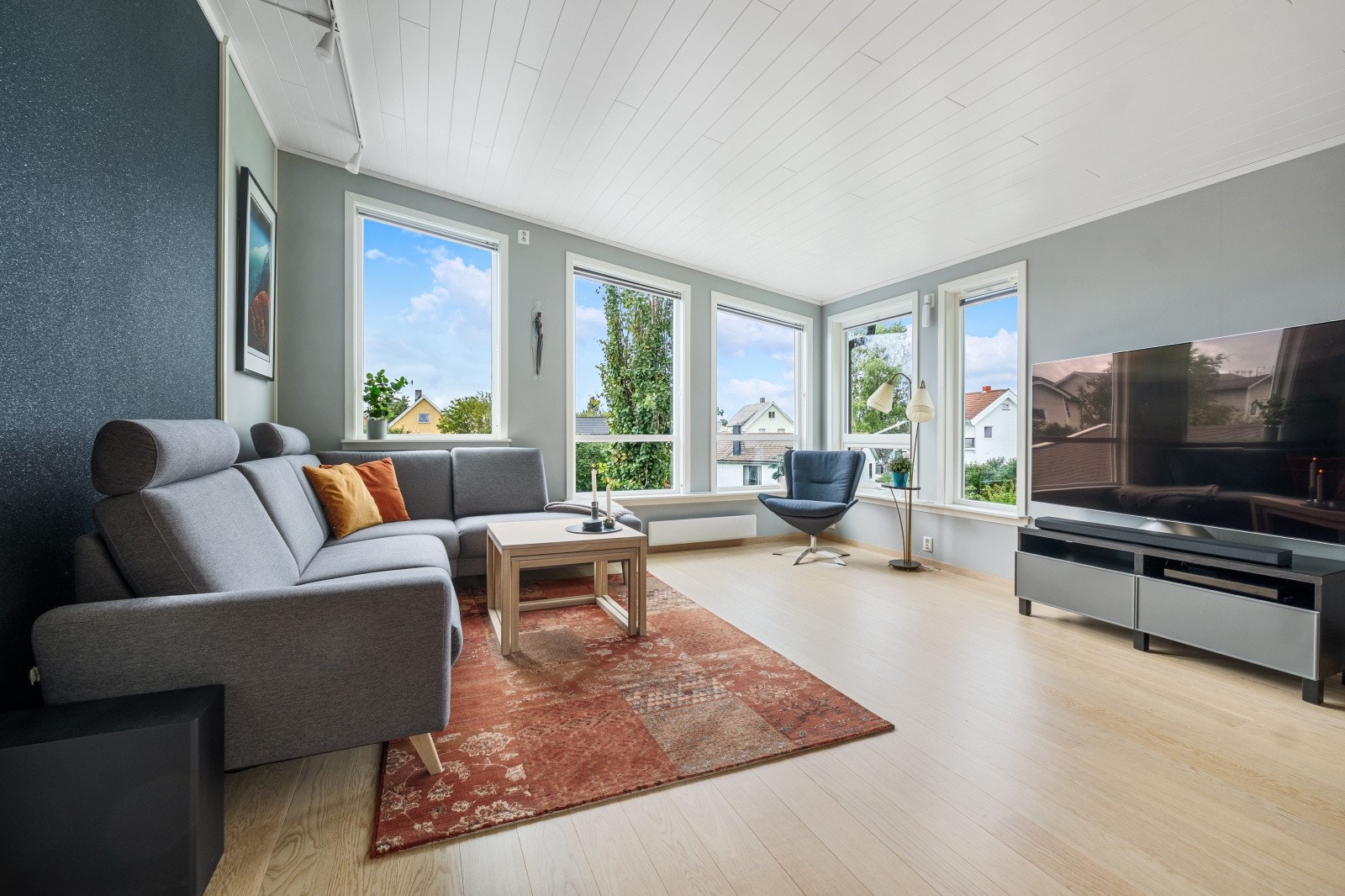 Rommet er utført i moderne fargetoner og har ekstra god takhøyde som skaper en luftig atmosfære Galleribilde