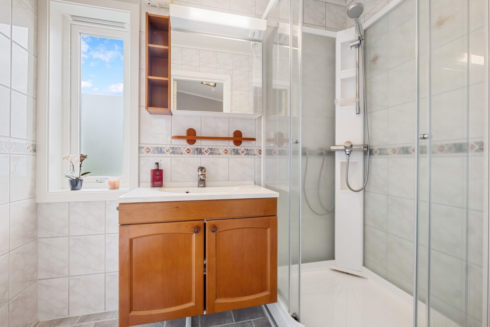 Badet ble oppgradert rundt år 2000 med mørke gulvfliser m/varmekabler og lyse veggfliser Galleribilde