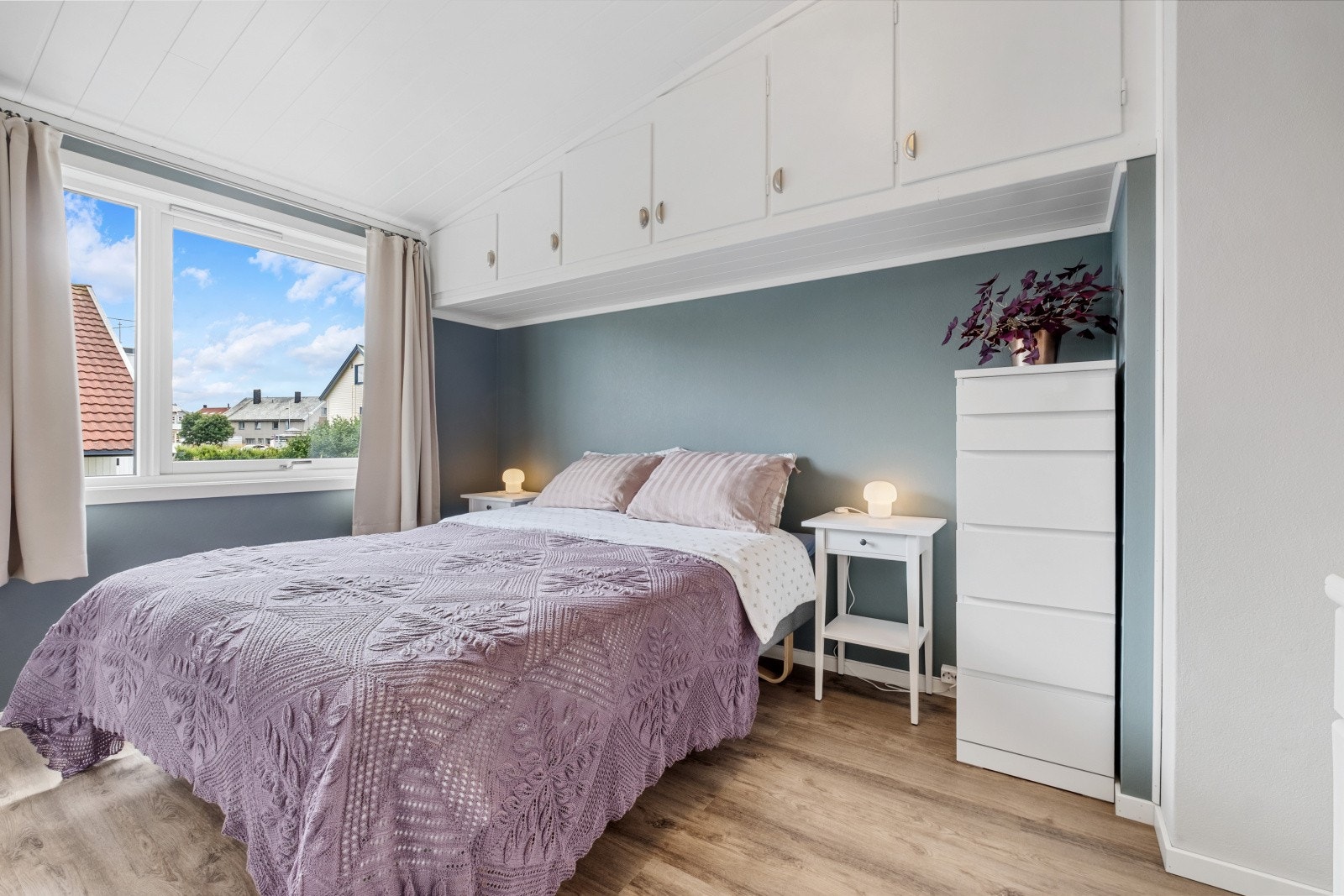 Soverom III - Soverommet har god plass til dobbeltseng og det er etablert praktiske skap i himlingen Galleribilde