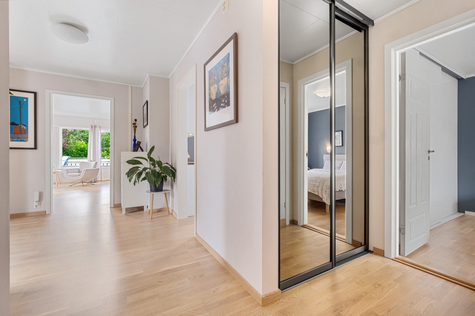 Hallen er også utstyrt med skyvedørsgarderobe Galleribilde