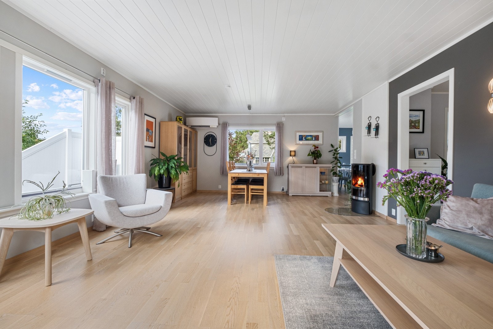 Rommet er møbleringsvennlig utformet med god plass til både sofakrok og spisegruppe Galleribilde