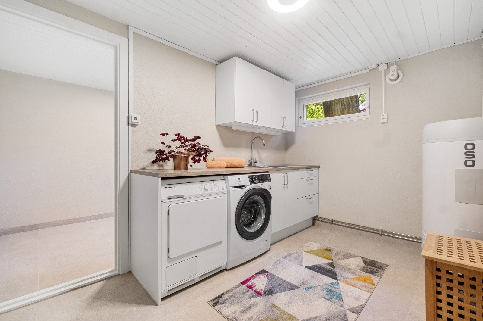 Vaskerommet er oppgradert i 2025 med flislagt gulv m/varmekabler og malte murvegger Galleribilde