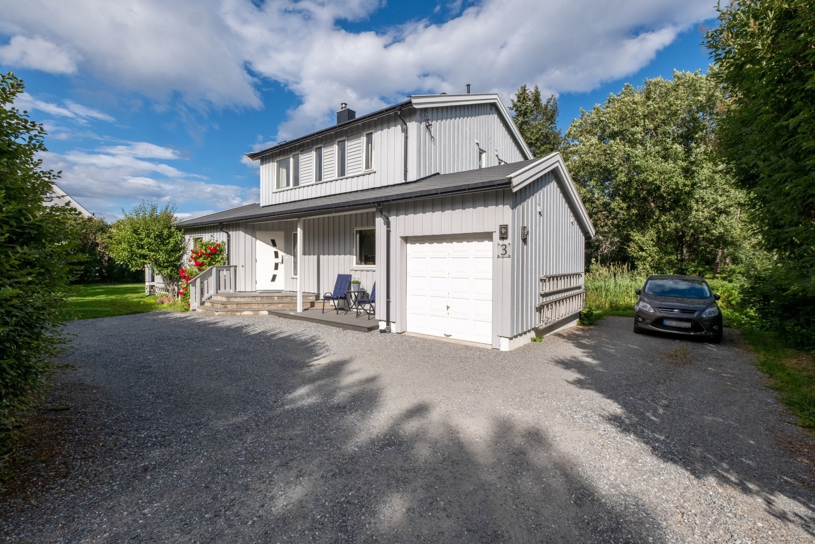 Det er adkomst til eiendommen fra privat vei og gode parkeringsforhold på egen tomt med integrert garasje og gruset gårdsplass Galleribilde