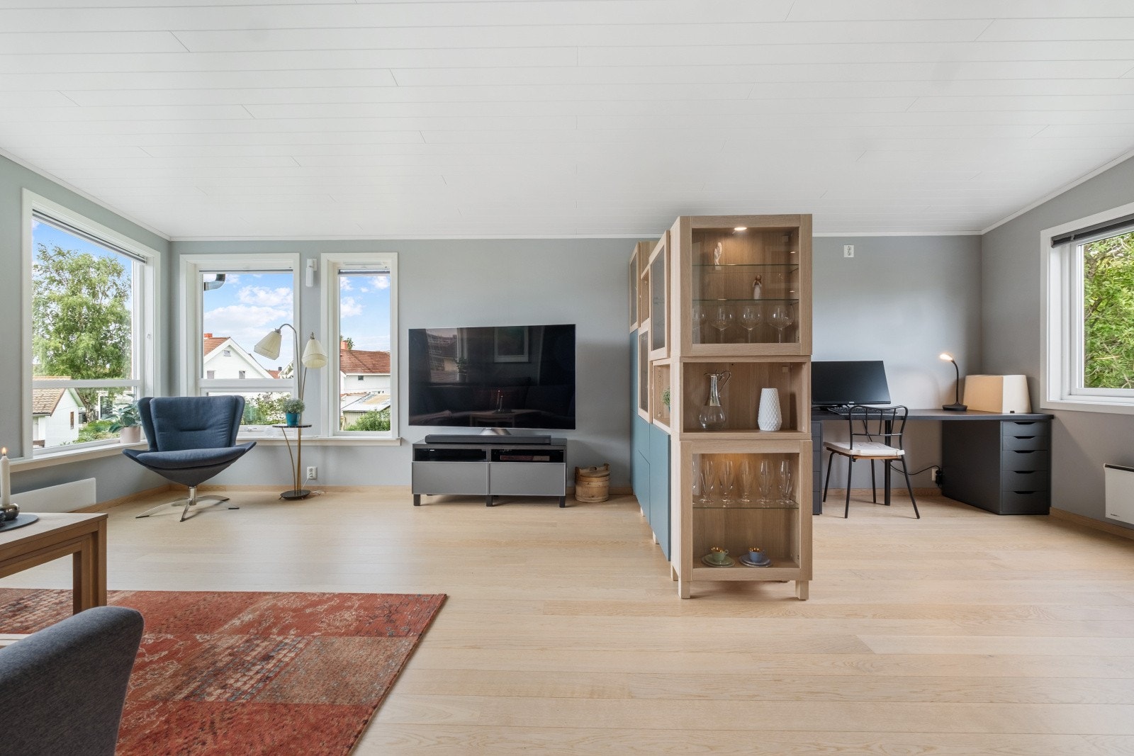 Stuen har en fin størrelse og kan enkelt deles inn i flere soner ved behov Galleribilde