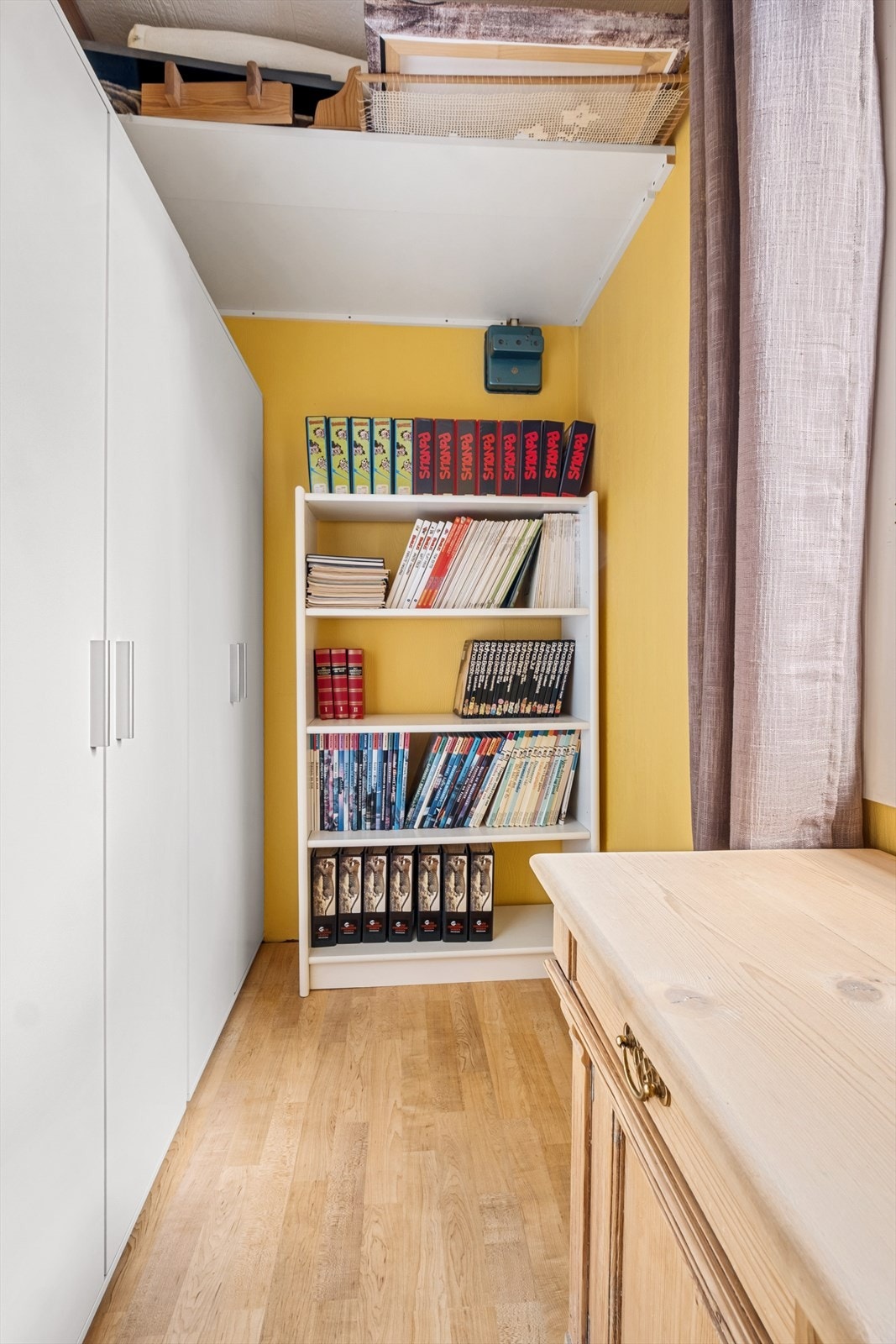 Bod m/oppbevaringsplass Galleribilde