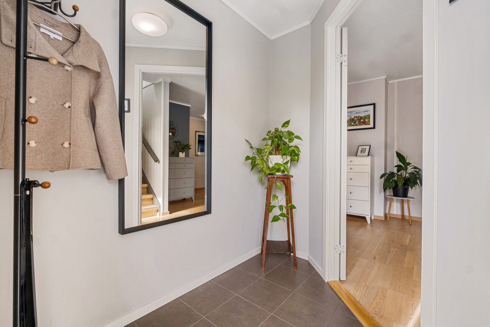 Herfra kommer du videre inn i hallen Galleribilde