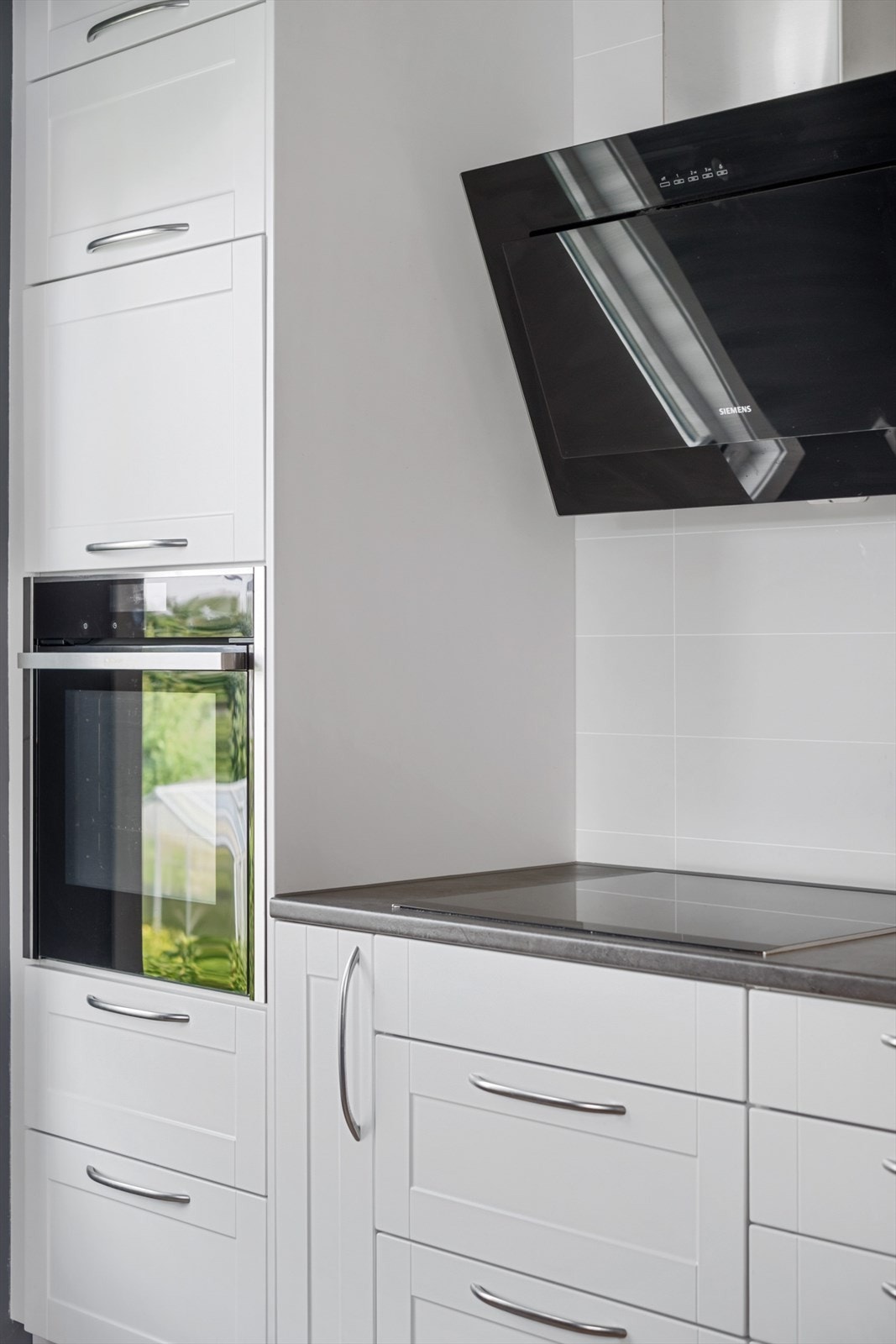 De integrerte hvitevarene medfølger (platetopp, ventilator, oppvaskmaskin og kjøleskap fra Siemens. Stekeovn fra Neff) Galleribilde