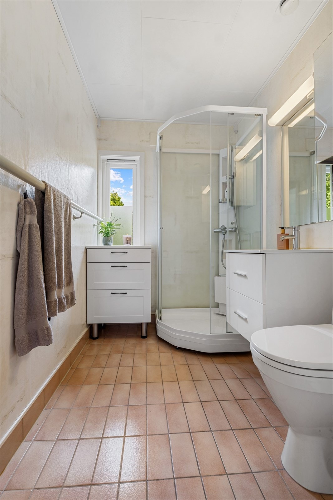 Her finner du toalett, dusjkabinett og baderomsinnredning i hvit utførelse Galleribilde