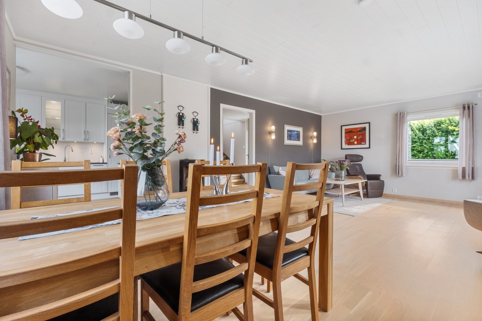Spisestuen er praktisk plassert like ved inngangen til kjøkkenet Galleribilde