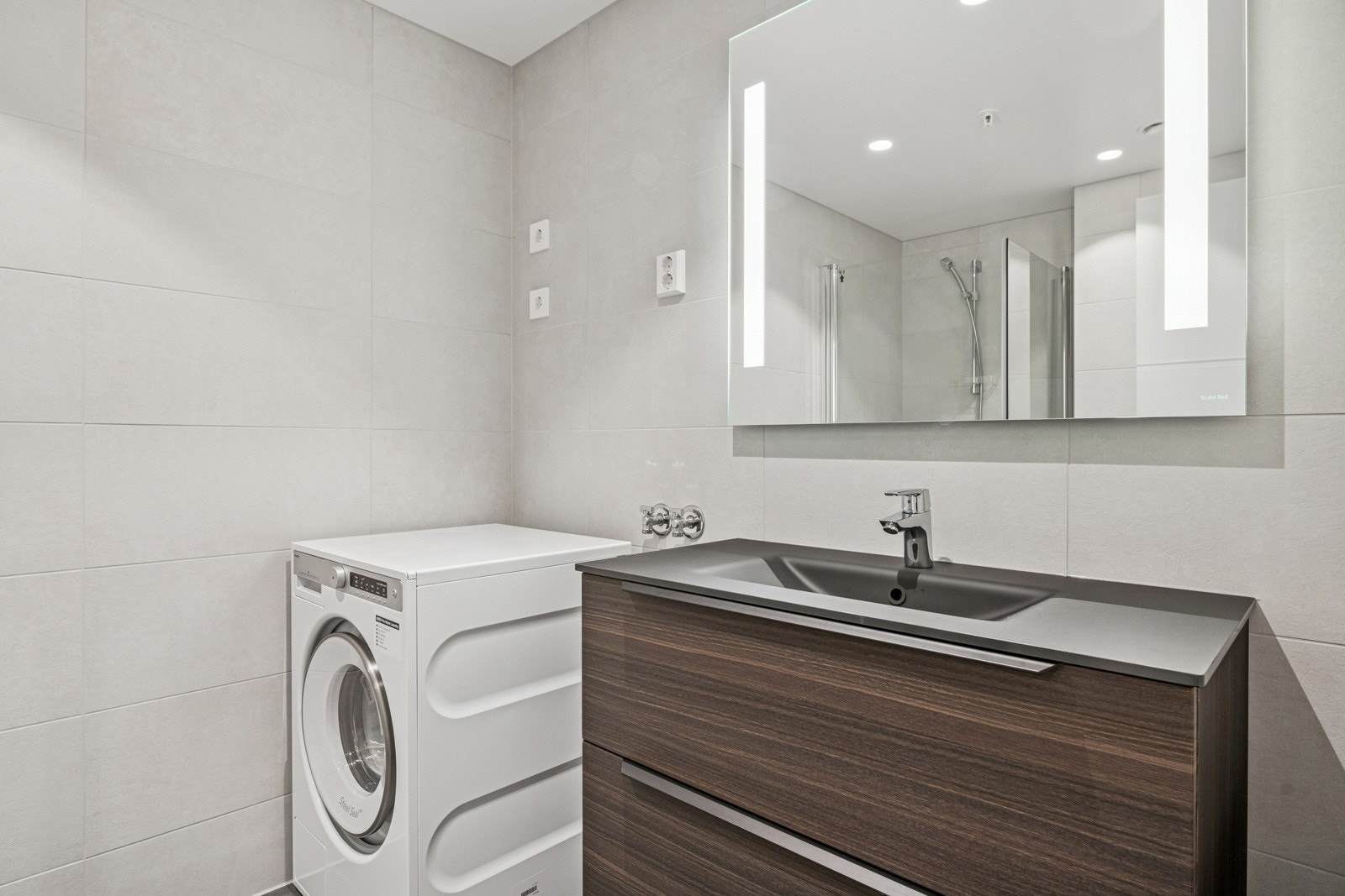 Moderne servant med skapplass og speil med belysning. Galleribilde