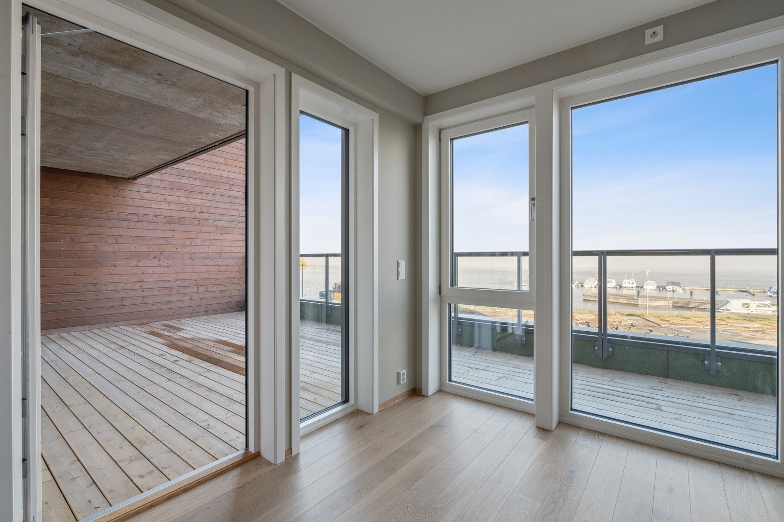 Stuen har direkte utgang til en stor balkong. Galleribilde