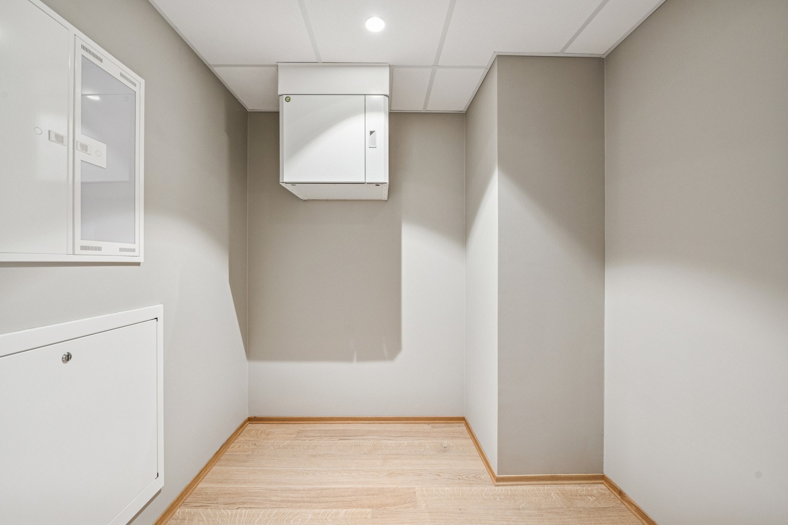 Leiligheten inneholder en praktisk bod med god lagringsplass. Galleribilde