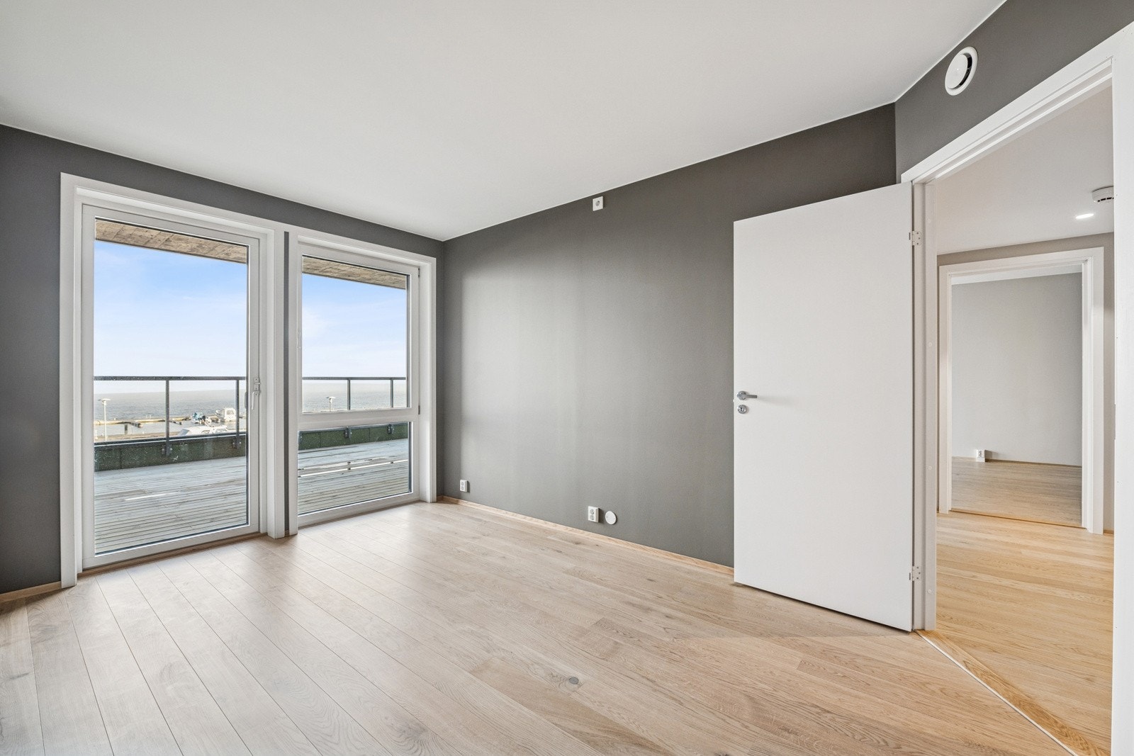 Lyst og romslig hovedsoverom med utgang til balkong og store vindusflater som slipper inn rikelig med naturlig lys. Galleribilde