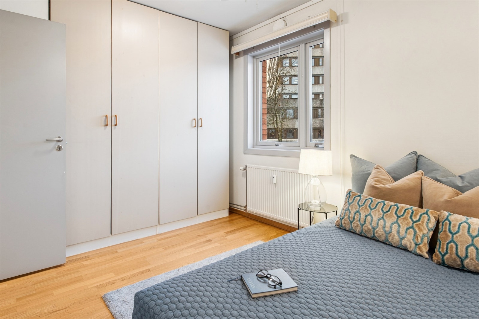 Hovedsoverommet har rikelig med garderobeplass i medfølgende skap. Galleribilde