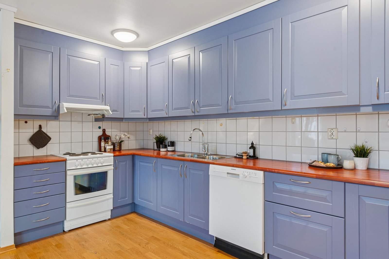 Kjøkkenet har en tidløs innredning fra byggeår med profilerte fronter og rikelig med skapplass. Galleribilde