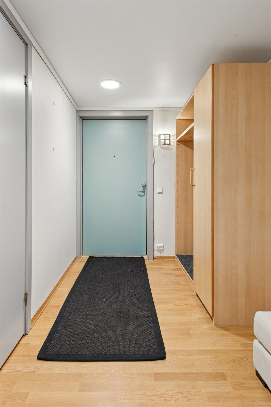 Velkommen inn! Entréen gir et godt førsteinntrykk og har plass til garderobeløsning for yttertøy og sko. Galleribilde