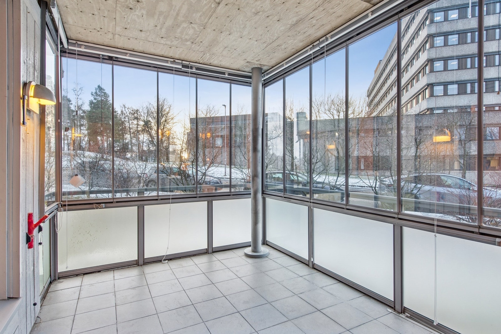 Flott innglasset balkongen på 10 m² fungerer som et ekstra oppholdsrom store deler av året. Galleribilde