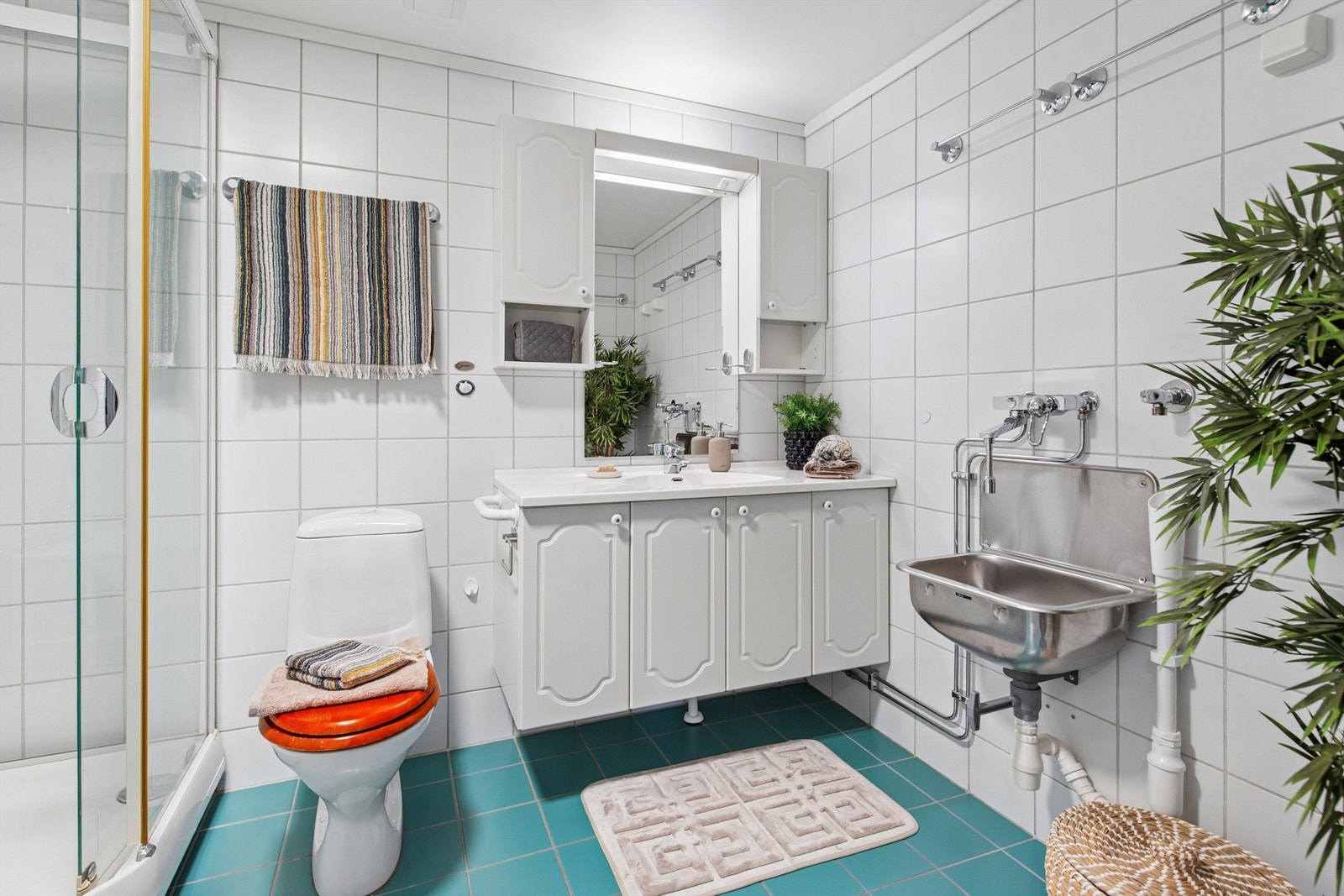 Flislagt bad med elektriske varmekabler som oppvarmingskilde. Galleribilde